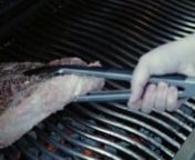 Volg de instructies en leer hoe je een steak kunt grillen met de houtskoolbak van Napoleon. Bedankt voor het kijken. Deze barbecuevideo werd gepresenteerd door Napoleon. Ga voor meer barbecuetips en recepten naar onze website op: https://www.napoleon.com.