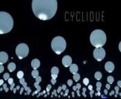 256 ballons gonflés à l&#39;hélium et équipés de leds dessinent une matrice de sphères lumineuses au dessus du sol. L&#39;écran très basse résolution (16px*16px) ainsi formé, peut couvrir une surface allant de 150 m2 à 1600 m2. Au gré du vent, la structure de l’écran change, immergeant le spectateur dans un paysage synesthésique où le son devient chef d&#39;orchestre. nnCyclique nPar Collectif Coin nArtiste associé : Nohista nCoproduction : La CasematennDiffusionsnEspace Jean-Lurçat / Juv