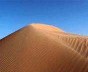 Espera-nos o deserto, as dunas, a areia dourada, a brisa quente e… um chá. Mas Nouakchott é muito mais do que um lugar perdido no deserto, é uma cidade fervilhante. Aqui a realidade transcende e inspira qualquer um, pois a vida e os rituais transformam-se num verdadeiro mosaico de cores e sons. Sob as vestes escondem-se olhares e segredos indecifráveis, perdidos nos labirínticos mercados ou simplesmente calcorreando nas estradas de areia e pó.nnnnThe desert, the dunes, the golden sand,