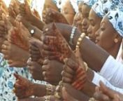 Les traditions mahoraises (2005)nUn mariage qui dure des jours et des joursnTout le monde participe, les bweni, les monye, le quartier, les amisnDe l&#39;argent coule à flotnTout le monde à sa manière:nUne procession par là, un m&#39;biwi par ici, un débahpour la mariée, le manzaraka boura pour le marié,le chigomanQuelle fiesta !!nUn point commun, je pense , à toutes ces manifestations communautaires de solidarité, de cohésion, de fête:nLe corps, la danse du corps, le mouvement et la sensua