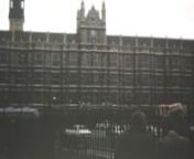 Zu Beginn des Videos ist der Westminster Palast in London zu sehen. Anschließend erhält man einen Eindruck vom Stadtverkehr, bevor die Touristengruppe zur London Bridge gelangt und die darunter herfließende Themse besichtigt.