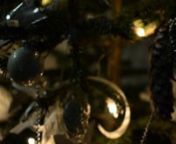 Weihnachten ist eigentlich eine besinnliche Zeit, doch ein Moment erhitzt alljährlich die Gemüter: Wie wird der Christbaum geschmückt? Die Geschmäcker reichen dabei von klassisch
