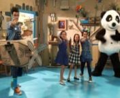Panda y Nico tienen una nueva y divertida amiga, Lola. Los tres se reúnen en La Cabaña de Cartón: un espacio único, original y sostenible, donde desarrollan la creatividad y aprenden jugando.