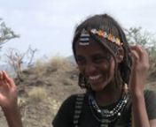 Deux jeunes filles Afar, Fatuma (10) et Asya (13), nous montrent leur vie de tous les jours dans deux contextes différents de la Région Afar d’Éthiopie. Toutes les deux sont confrontées à des problèmes importants : trouver une solution alternative, mais en ligne avec la tradition, au mariage traditionnel obligé (l’absuma) pour Fatuma, et le conflit avec les Issa et le vol de bétail et de pâturage pour Asya. Toutes les deux trouveront la solution : Fatuma épousera son aimé et la fa