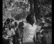 Maya DerennDIVINE HORSEMEN (1947-1954)n16mm, b/w, 47&#39;nnnDVD disponible ici / DVD available here:nhttps://re-voir.com/shop/fr/maya-deren-dvd/106-maya-deren-divine-horsemen-nnDocumentaire sur la religion Vaudou de Haiti, présentant les rituels de cultes issus d&#39;Afrique, et des scènes de transe, de carnaval et de danse. nn«En septembre 1947, je débarquai à Haïti pour un séjour de huit mois, armée de dix-huit paquets hétéroclites; sept de ces bagages consistués d&#39;équipement de tournage p