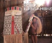 Los niños de la aldea Aiha Kalapalo, de Parque Indígena de Alto Xingu (MT, Brasil), son las protagonistas de esta película y eligieran mostrar algunos de los aspectos de su rutina y de su cultura. Desde la escuela, donde aprenden el Portugués hasta los rituales de lucha ikindene, los pequeños Kalapalo demuestran una sutileza peculiar de uno que conoces sus tradiciones. Osiba Kangamuke – Vámonos niños, es el resulto de una oficina de video realizada con los niños en la aldea por lo tant