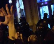 En aquest vídeo es segueix la protesta pels carrers de Barcelona al llarg de Via Laietana -que estava completament bloquejada per furgons i mossos. Per Via Laietana anaven passant motos i vehicles oficials a tota velocitat. A prop de correus, vam captar diverses anades i vingudes de furgons i la detenció d&#39;un jove.nnTornant a pujar cap Urquinaona, vam arribar al carrer Trafalgar, on hi va haver una concentració important. Per les imatges es percep l&#39;intenció festiva de l&#39;acció, la transvers