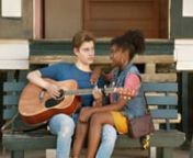 In de muzikale film SING SONG wordt de 16-jarige Jasmine uitgenodigd voor een song-contest in Suriname. Vol enthousiasme vertrekt ze met gitarist Stijn naar haar exotische geboorteland, maar niet alleen om te zingen. Zonder dat iemand het weet gaat ze op zoek naar haar moeder. Met haar zoektocht zet ze zowel haar vriendschap met Stijn als het winnen van de wedstrijd op het spel. Dan doet ze een bijzondere ontdekking die alles op zijn kop zet. SING SONG is een swingende muzikale film over het ont