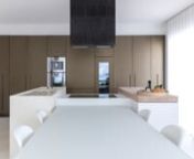 Design: Maria Gabriella AlboininnnnOverview:n∙ Location: San Benedetto del Tronto, Italyn∙ Measures: m²n∙ Layout: linear with islandn∙ Island model: T45 Evon∙ Fronts finish: Matt lacquered Glacier Whiten∙ Worktop: Corian Glacier White with filotop induction hobn∙ Section of the island with the sink - fronts and worktop: White Travertine with an integratednsinkn∙ Worktop of the snack bar section: Dried evaporated beech 10 cmn∙ Plinth: Matt lacquered Glacier Whiten∙ Tall units