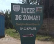 Le lycée de Zomayi est situé à Kpalimé, dans la région des plateaux au Togo. La caravane du livre et de la lecture a choisi de sortir de la capitale Lomé pour offrir l&#39;expérience du livre qui va vers ses lecteurs. De quoi susciter l&#39;envie de la lecture chez les élèves ...