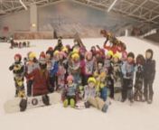Op skireis in eigen land!nSnow to School is een all-in-one pakket om kinderen van 6-8 jaar te leren snowboarden. Bij missie 2 en 3 leer je snowboarden op echte sneeuw. Nog nooit is sporten zo cool geweest. Ready, Set, Go! nnWil je graag meer ontdekken rond snowboarden? Schrijf je dan in voor een indoor kamp of in de kids club!nnEen innovatief project mogelijks dankzij de steun van Sport Vlaanderen n#sportersbelevenmeernEen leuke samenwerking met MOEV. nnwww.snowtoschool.be
