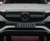 Hãy xem đoạn phim chính thức của Mercedes về mẫu xe chạy hoàn toàn bằng điện EQA hoàn toàn mới của Mercedes. Chiếc SUV nhỏ gọn này có mặt trên thị trường vào mùa xuân năm 2021 và trong video này, bạn có thể thấy đèn LED ấn tượng và ánh sáng xung quanh bên trong xe.nnĐăng kí thêmnnTHÔNG TIN THÊM VỀ XE:nQA là tên của mẫu xe mới gia nhập thế giới hoàn toàn bằng điện của xe Mercedes-EQ. Tính thẩm m