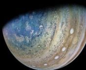 A NASA divulgou, recentemente, um vídeo da sonda Juno a passar por Júpiter e Ganimedes, uma das suas luas. As imagens são de cortar a respiração.nn+info: https://zap.aeiou.pt/?p=420143nnFOOTAGE NASALOCUÇÃO Liliana MalainhoMÚSICA perception/bensound.com