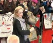 Alla Berlinale Meryl Streep è stata premiata con l’Orso d’oro alla carriera. Trent’anni di cinema, più di quaranta film, due Oscar e 17 nomination alla statuetta più prestigiosa, oltre a numerosi altri riconoscimenti, sono le cifre in cui condensare la carriera dell’attrice, 63 anni a giugno.nn“E’ sconvolgente – dice sorridente la Streep -vent’anni fa non avrei mai previsto tutto ciò, perché pensavo di essere finita visto che spesso a 40 anni le attrici sono finite”.nnIl d