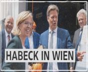 Der deutsche Vizekanzler und Wirtschaftsminister Robert Habeck ist auf Österreich-Besuch. Dienstagvormittag traf er Klimaministerin Leonore Gewessler (Grüne). Für den Fall eines Gasmangels haben die beiden Minister vereinbart, alles zu unternehmen, um die Gasdurchleitung aufrechtzuerhalten. Dies ist vor allem für Tirol und Vorarlberg relevant, die nicht an das österreichische Gasnetz angebunden sind&#60;br/&#62;&#60;br/&#62;Der Artikel zum Video: https://www.derstandard.at/story/2000137375025&#60;br/&#62;&#60;br/&#62;Video: APA/mhr&#60;br/&#62;Foto: APA_TOBIAS STEINMAURER