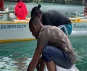 &#39;Help me help you&#39; is a concept alien to the star of this clip. &#60;br/&#62;&#60;br/&#62;Shared by Jhae, this hilarious clip features a couple of boatmen regretting their decision to attempt getting the filmer&#39;s friend out of the water. &#60;br/&#62;&#60;br/&#62;&#92;