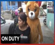 Peruvian police catch dealers off guard on Valentine&#39;s Day&#60;br/&#62;&#60;br/&#62;A Lima police team, including an officer dressed as a bear, made a surprise visit on Valentine&#39;s Eve, bringing romantic gifts to arrest two women in a drug gang. Lately, the local police have been using disguises and special operations to catch criminals. &#60;br/&#62;&#60;br/&#62;Video by AFP&#60;br/&#62;&#60;br/&#62;Subscribe to The Manila Times Channel - https://tmt.ph/YTSubscribe &#60;br/&#62;&#60;br/&#62;Visit our website at https://www.manilatimes.net &#60;br/&#62;&#60;br/&#62;Follow us: &#60;br/&#62;Facebook - https://tmt.ph/facebook &#60;br/&#62;Instagram - https://tmt.ph/instagram &#60;br/&#62;Twitter - https://tmt.ph/twitter &#60;br/&#62;DailyMotion - https://tmt.ph/dailymotion &#60;br/&#62;&#60;br/&#62;Subscribe to our Digital Edition - https://tmt.ph/digital &#60;br/&#62;&#60;br/&#62;Check out our Podcasts: &#60;br/&#62;Spotify - https://tmt.ph/spotify &#60;br/&#62;Apple Podcasts - https://tmt.ph/applepodcasts &#60;br/&#62;Amazon Music - https://tmt.ph/amazonmusic &#60;br/&#62;Deezer: https://tmt.ph/deezer &#60;br/&#62;Stitcher: https://tmt.ph/stitcher&#60;br/&#62;Tune In: https://tmt.ph/tunein&#60;br/&#62;&#60;br/&#62;#themanilatimes &#60;br/&#62;#tmtnews &#60;br/&#62;#peru