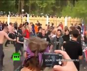More than one hundred young people attacked the audience at a music festival in central Russia on Sunday. Eleven people were taken to hospital. Police are questioning the suspected organizer of the mass fight. According to reports, the man became enraged and retaliated after local teenagers had been goading him. According to witnesses, the attackers were armed with clubs and sticks when they stormed the rock concert, which was being held at a youth summer camp in Miass. They began assaulting members of the crowd as well as police and security. Some 3,000 people were attending the festival when the attack took place.