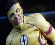 While training with Barry (Grant Gustin), Wally (Keiynan Lonsdale) starts to have visions of Savitar, which he hides from the team.