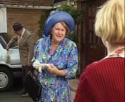 After an eventful visits at Daddy&#39;s, Hyacinth and Richard visit a stately home where they wait to catch a glimpse of the residing family. But Hyacinth&#39;s attempts to attract her ladyships eye are stifled when Daisy, Onslow and Rose turn up.