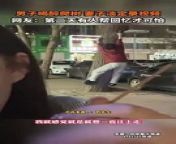 男子晚上喝醉酒爬樹，妻子淡定拍攝視頻記錄。A drunk man climbs a tree while his wife shoots video. from 男娘