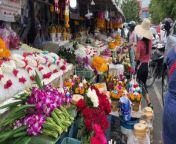 In this video I visit Warorot Market Flower Market in Chiang Mai and see the colours of Loi Krathong around the market on the eve of the festival. I show the Krathongs being made, walk around the market area and walk towards my favourite coffee shop in the market area (see Thamel Coffee Comparison video to follow this video). I also talk about how happy I am to be retired from living in the UK and now living in Thailand. I leave the city and visit my local market at Mae Hia to buy salad, decorative ceremonial candles and some flowers.&#60;br/&#62;&#60;br/&#62;Warorot Market&#60;br/&#62;https://goo.gl/maps/EGdqQ51tnWhNjYQe8&#60;br/&#62;&#60;br/&#62;Thamel Coffee&#60;br/&#62;https://goo.gl/maps/StH8VBtrgEuTsQAJA&#60;br/&#62;&#60;br/&#62;Mae Hia Market&#60;br/&#62;https://goo.gl/maps/5N3nsHNgYLzNUC3T8