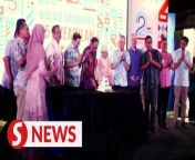 At PKR’s 25th anniversary celebration in Kuala Lumpur on Saturday night, Prime Minister and PKR president Datuk Seri Anwar Ibrahim congratulated Pakatan Harapan and the Unity Government on DAP candidate Pang Sock Tao’s victory in the Kuala Kubu Baharu by-election. &#60;br/&#62;&#60;br/&#62;Anwar said PKR will continue to uphold the principles of the Federal Consitution and maintain a fair representation for every ethnic group in Malaysian society.&#60;br/&#62;&#60;br/&#62;Read more at https://shorturl.at/mrUV7&#60;br/&#62;&#60;br/&#62;WATCH MORE: https://thestartv.com/c/news&#60;br/&#62;SUBSCRIBE: https://cutt.ly/TheStar&#60;br/&#62;LIKE: https://fb.com/TheStarOnline