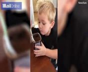 A melt-in-your-mouth moment has turned to dust for an American boy who tried to eat raw cocoa powder – and realized it tasted nothing like a bowl of chocolate ice-cream.