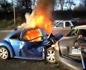 Nissan altima and VW beetle crashed and beetle gets on fire, very scary
