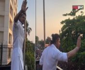 Shah Rukh Khan Eid 2024: SRK waves hand to his Fans on occasion of Eid, Video goes Viral. Watch Video to know more &#60;br/&#62; &#60;br/&#62;#SRK #ShahRukhKhan #Eid2024&#60;br/&#62;~HT.178~PR.132~