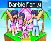 Having a BARBIE FAMILY in Minecraft! from minecraft junnkeyy