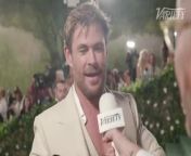 Chris Hemsworth on Getting the Text from Anna Wintour from sample french text