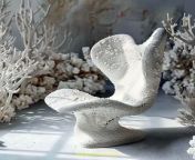 Prompt Midjourney : A parametric organic chair made of mycelium, white and beige color palette, with corals in the background, interior design